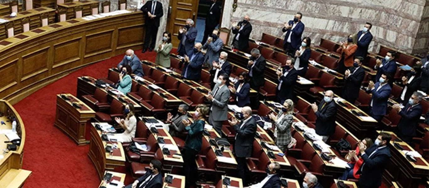 Όλοι όρθιοι στον ΣΥΡΙΖΑ για την πρόταση μομφής εκτός Ε.Τσακαλώτου και Ε.Αχτσιόγλου